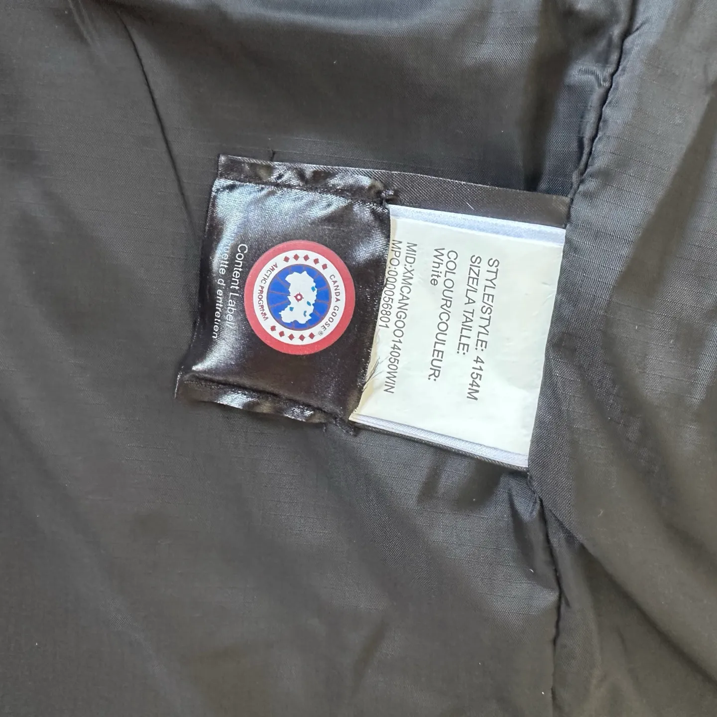P380 Top real shot - Style number: TT119 Canada Goose has always been recognized as the warmest down jacket. Various Instagram celebrities, Internet celebrities, and celebrities often wear it for street photos. I make Canada Goose every year, but I still can't get rid of my love for the goose. No matter how cold the days are, there is no need to be afraid because of the care of the goose. The down vest is definitely a concave shape in autumn and winter. It is a trading company order model, exclusively launched! The purchase at the counter is the same as the genuine original clothes. Pay attention to the matching. There is velvet on the back collar, which is more warm. There is a zippered hidden pocket on the inside, and the genuine net pocket is synchronized inside. You need to compare the genuine products at any time. All the accessories are custom-made from the original factory. 1️⃣Fabric: Domestic exclusive Japanese original fabric with characteristics: waterproof, drill-proof, anti-fading, 24-count calendered woolen surface (waterproof level conforms to the ball raincoat level) 2️⃣Down: national standard 80 white duck down Supports identification (many on the market are 50 velvet and recharged in order) with better thermal insulation performance, light and not heavy, and good recovery of fluffiness after compression!  3️⃣Zipper: Original factory customized zipper with clear engraving and perfect texture. Original customized authentic YKK military-grade copper core zipper puller that can withstand hundreds of thousands of pulls. 4️⃣Embroidery: Imported new Behringer embroidery machine customized with 10,000-needle electric embroidery, full/three-dimensional/clear! 5️⃣: 400D high-density count liner fabric in the inner liner completely eliminates the problem of velvet leakage and velvet leakage. In the down woven category, there is no bragging. There is currently almost no one that can do better than us! Make an original product with care, so that every customer has the confidence to introduce it to his customers: This is the top replica version in China. A good product does not need too much soft text to set it off. Color: black, gray, off-white, size: Please note that slight color differences on the product are normal and will not be used as a reason for return or exchange. #Due to different monitor display pixels and external factors such as shooting lighting